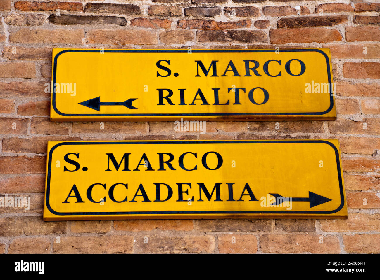 Venezia, Italia: Fingerpost alle attrazioni Piazza San Marco (San Marco), il Ponte di Rialto (Ponte di Rialto e il ponte dell'Accademia (Ponte dell'Accademia) Foto Stock