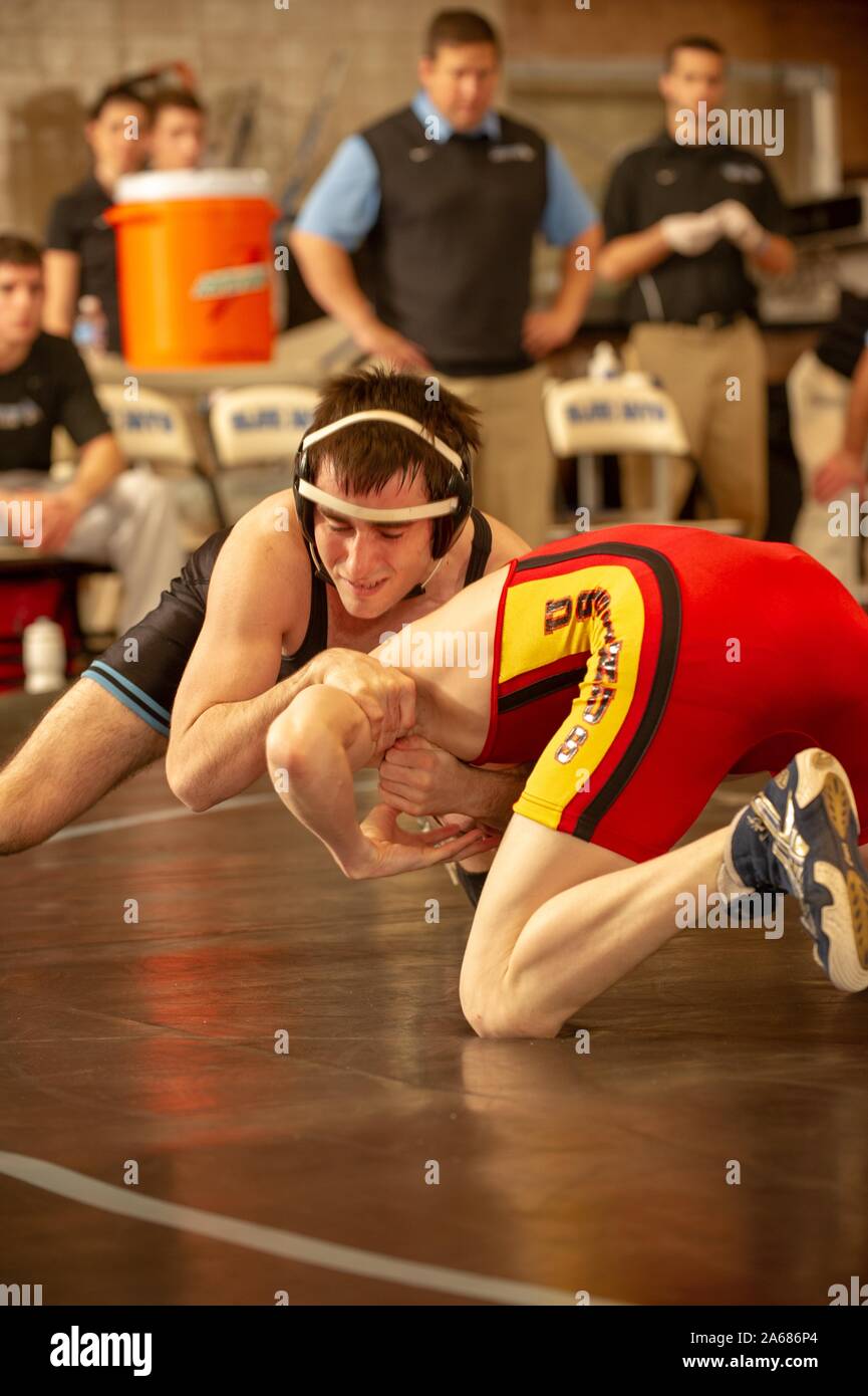 Un Johns Hopkins University gli uomini del team di wrestling stati cimenta con un avversario durante una partita con Muhlenberg e Ursinus College, 23 gennaio 2010. Dall'Homewood raccolta di fotografie. () Foto Stock