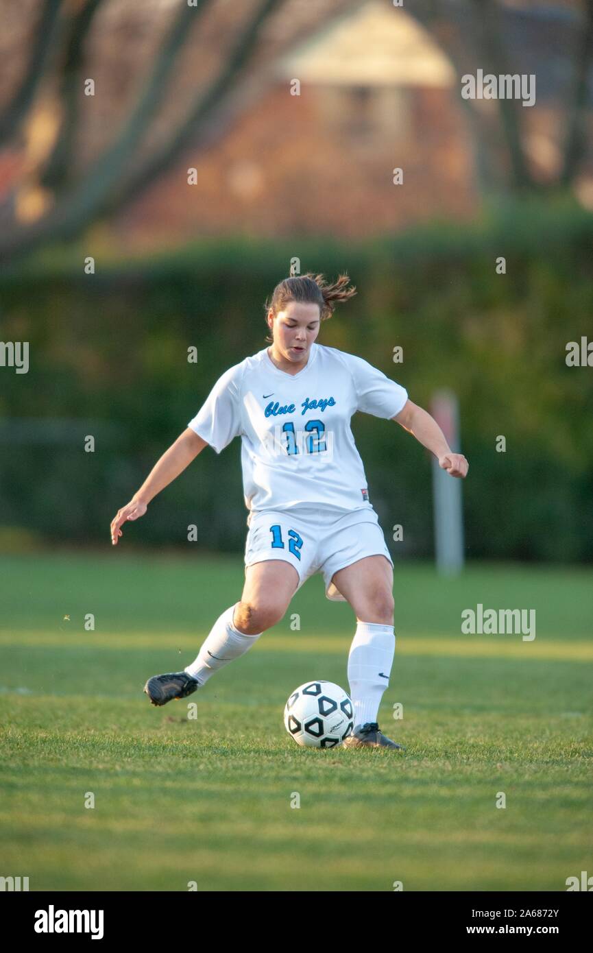 A tutta lunghezza shot di Johns Hopkins University donna giocatore di calcio, circa a calciare la palla durante una conferenza Centennial semifinale partita con Haverford College, 7 novembre 2009. Dall'Homewood raccolta di fotografie. () Foto Stock