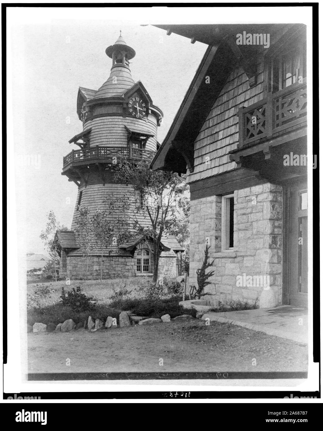 Il mulino a vento a forma di torre orologio a sinistra e parte del garage di Edmund Cogswell conversare a destra, Greenwich, Connecticut Foto Stock