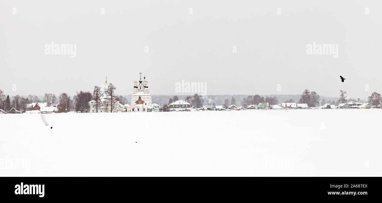 Fiume Sukhona costa in inverno, il paesaggio panoramico di Veliky Ustyug, Russia Foto Stock