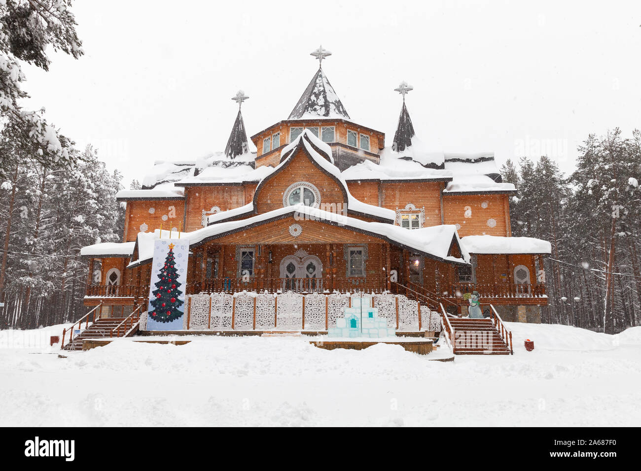 Veliky Ustyug, Russia - 5 Febbraio 2019: la residenza di Ded Moroz nelle foreste nei pressi di Veliky Ustyug al giorno d'inverno è una popolare meta turistica Foto Stock