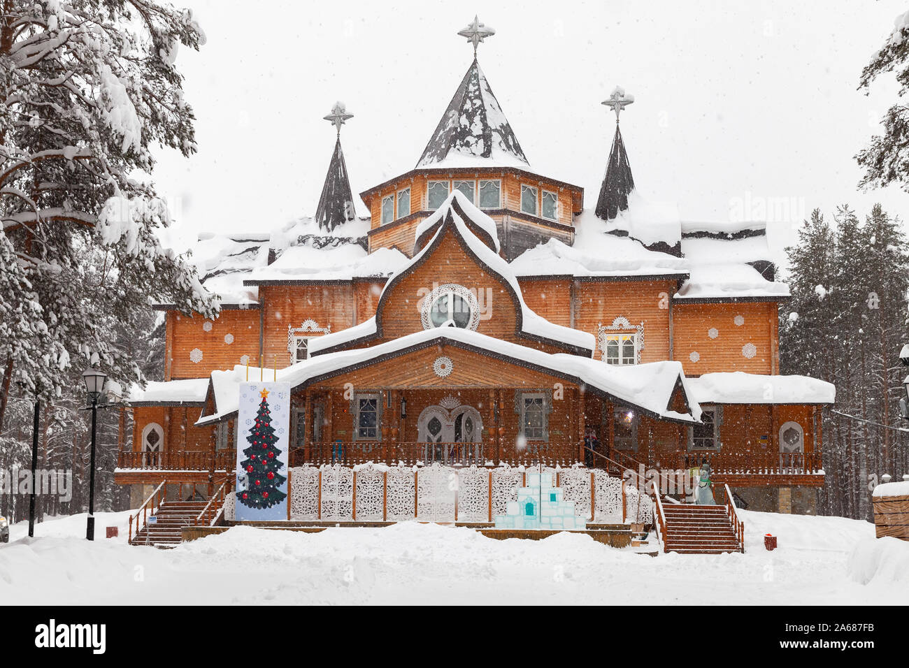 Veliky Ustyug, Russia - 5 Febbraio 2019: Residenza di Ded Moroz nelle foreste nei pressi di Veliky Ustyug al giorno d'inverno è una popolare meta turistica in Foto Stock