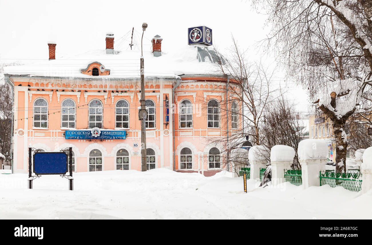 Veliky Ustyug, Russia - 5 Febbraio 2019: Street view con la città di residenza di Ded Moroz in Veliky Ustyug al giorno in inverno, è una città di Vologda Obl Foto Stock