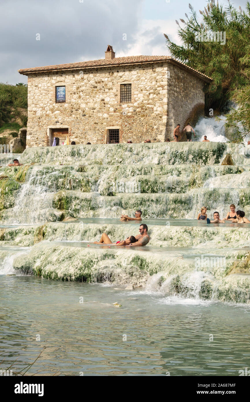 Le Cascate del mulino, una naturale cascata a caldo a Saturnia, nel sud  della Toscana, Italia. Balneazione qui è gratuito e molto popolari Foto  stock - Alamy