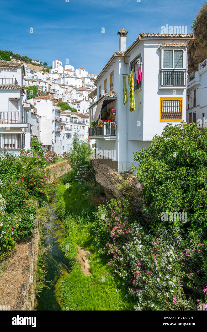 Il bel villaggio di a Setenil de las Bodegas su una soleggiata mattina d'estate. Provincia di Cadice, Andalusia, Spagna. Foto Stock