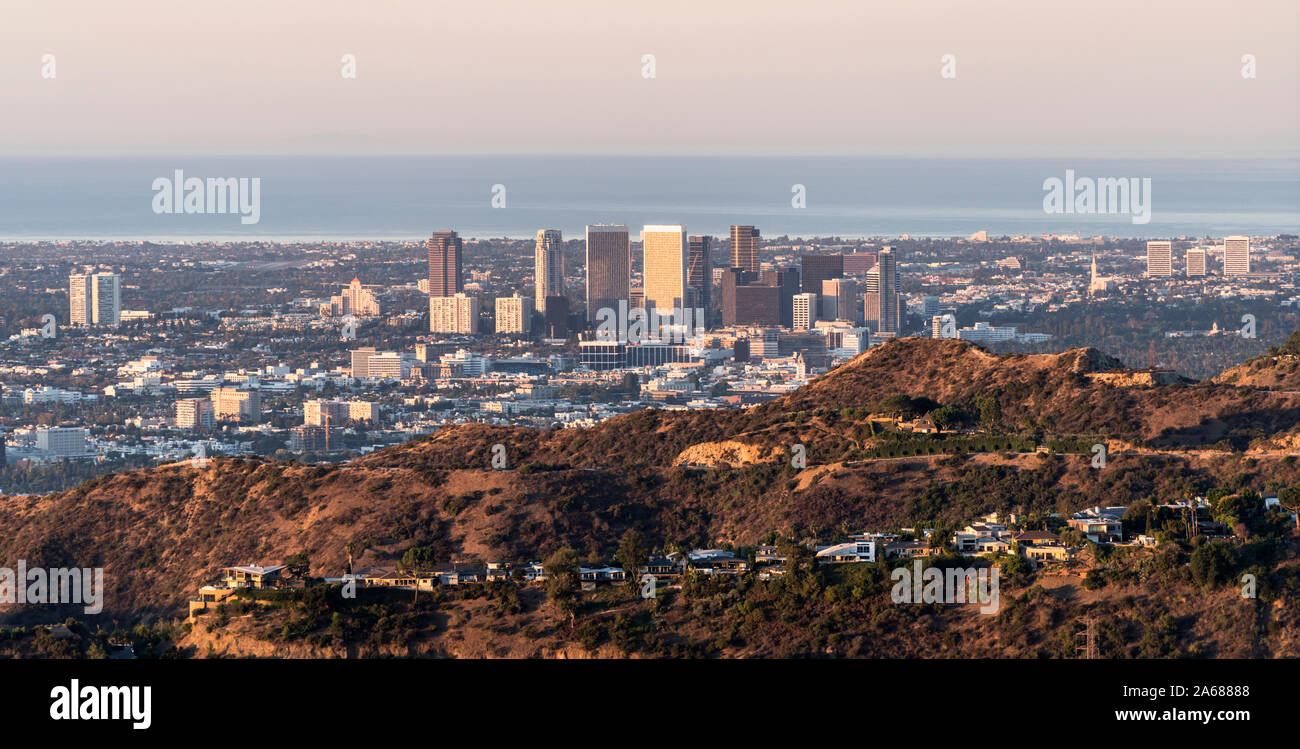 Mattina panorama di Century City e Beverly Hills con l'Oceano Pacifico sullo sfondo. Colpo da cima vicino al popolare Griffith Park di Los Foto Stock