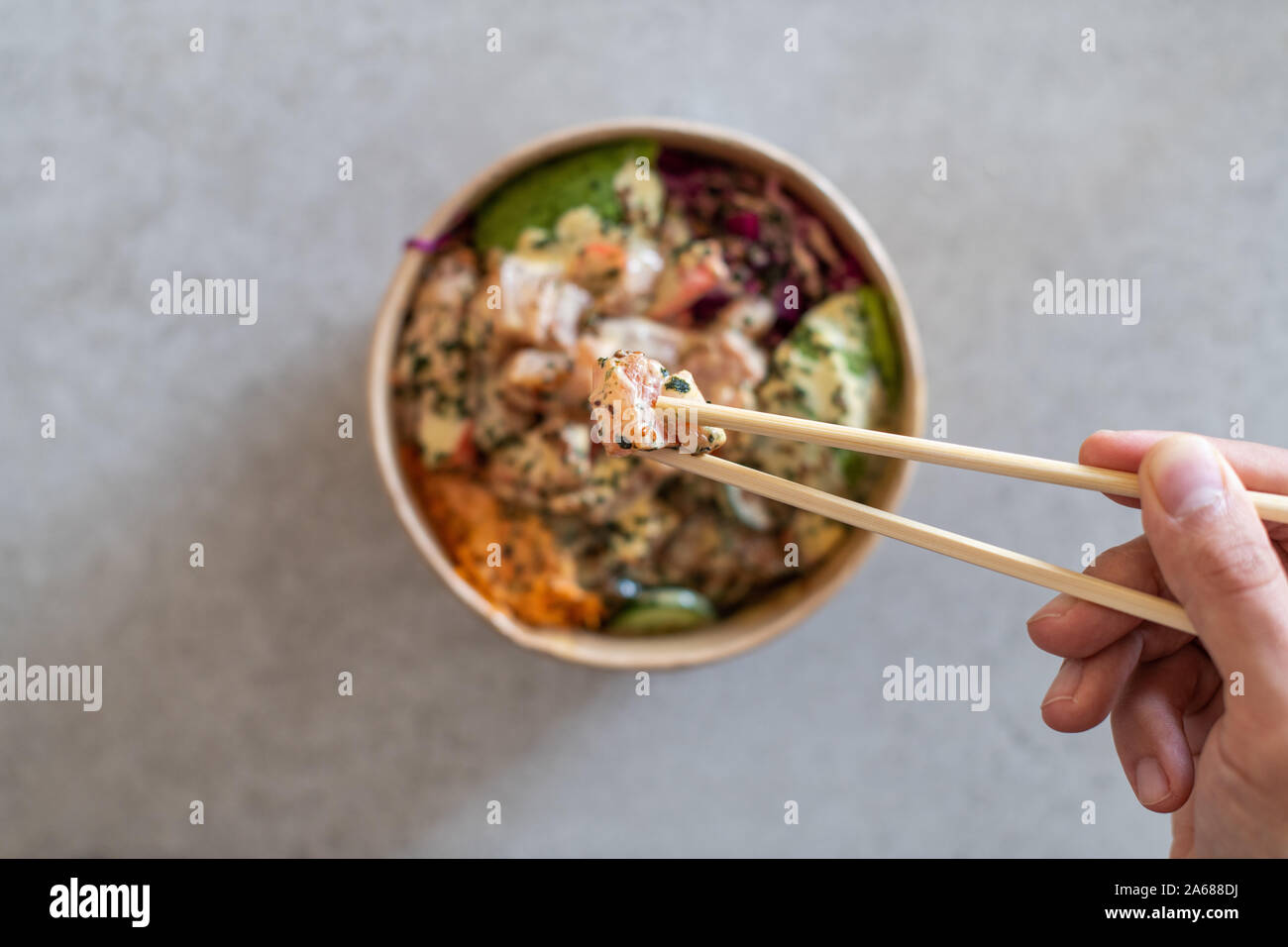 California Poke ciotola con il salmone, avocado, granchio surimi, la carota e il cavolo rosso, lo zenzero, il riso sushi e il cetriolo. Deliziosa hawaiian poke ciotola Foto Stock