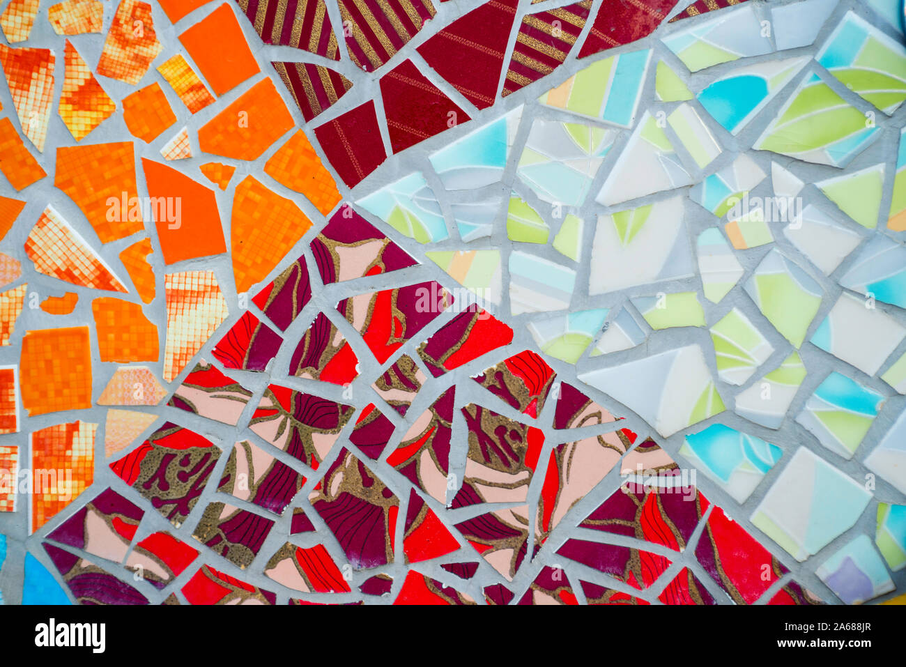 Schema di un mosaico su una parete. Luminose, decorativi e piastrelle colorate, schegge e rende inabile al lavoro. Foto Stock