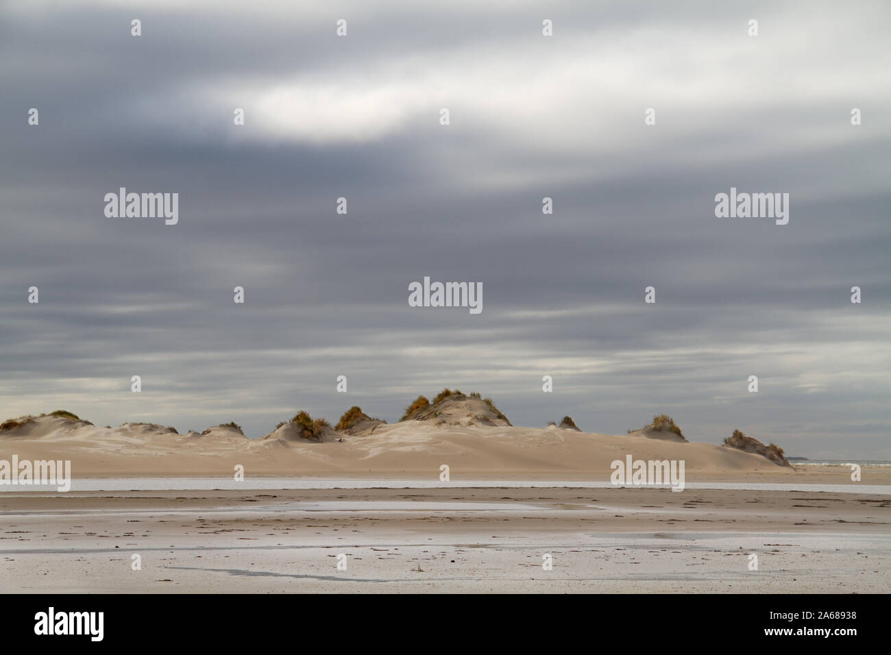 Dune di sabbia sulla spiaggia ampia pianura dell'isola olandese di Terschelling Foto Stock Dune di sabbia sulla spiaggia ampia pianura dell'isola olandese di Terschelling Foto Stock