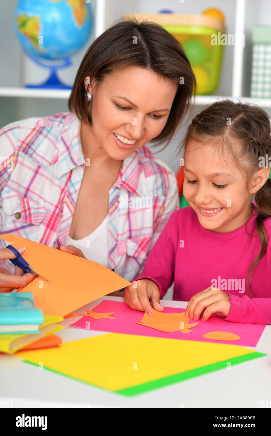 Madre e figlia di incollaggio e il taglio della carta Foto Stock