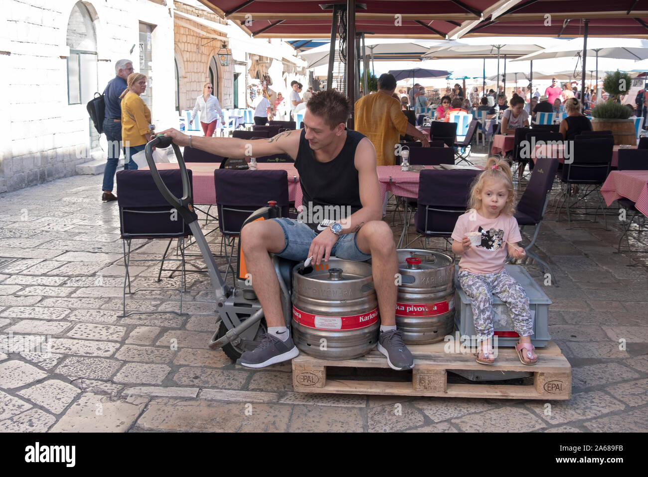 Un padre e sua figlia ride su un sollevatore motorizzato nella città vecchia sezione di Dubrovnik, Croazia. Foto Stock