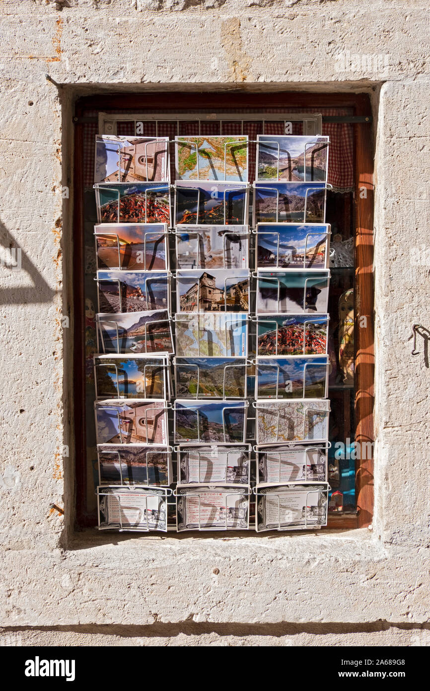 Una selezione di cartoline in vendita nella vetrina di un negozio di articoli da regalo nella città vecchia sezione di Koter, Montenegro. Foto Stock