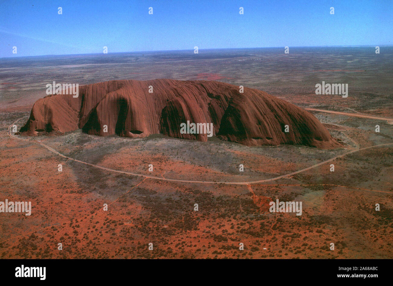 Maggio 16, 2001; Australia; File foto: Uluru, il gigante rosso monolito precedentemente noto come Ayers Rock in Australia centrale, è stata chiusa ai visitatori per la prima volta dopo la morte della regione più alti aborigeno, media riportati 14 maggio 2001. La sua famiglia ha chiesto al comitato di gestione misto dell'Uluru-Kata Tjuta National Park per chiudere l'arrampicata ai turisti durante il primo periodo di lutto. Non è stato immediatamente chiaro se sarebbe riaprire. Credito: Earl S. Cryer/ZUMAPRESS.com/Alamy Live News Foto Stock