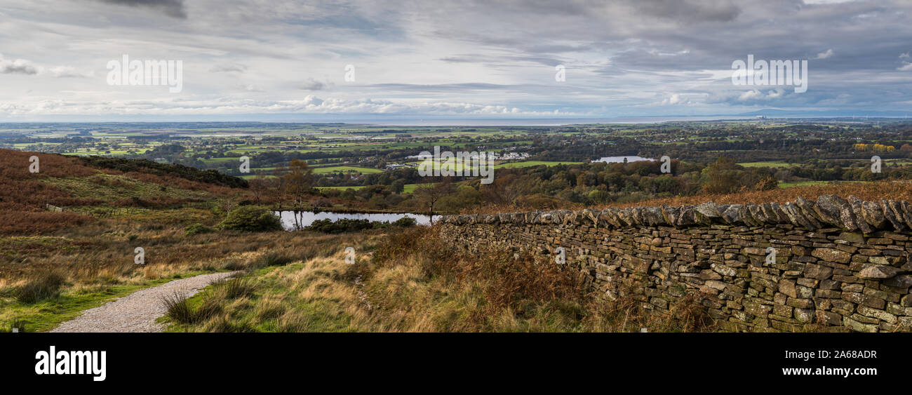 Le viste mozzafiato sulla M6, Fiume Wyre e Scorton dal picco di Nicky Nook punto Trig in Lancashire visto in ottobre 2019. Foto Stock