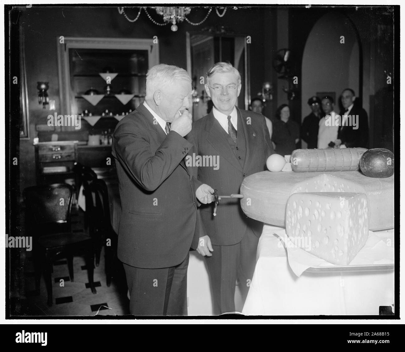Wisconsin formaggio. V.P. Garner & Sen. F. Ryan Duffy di Wisc. Degustazione di Formaggio, 3/5/38 Foto Stock