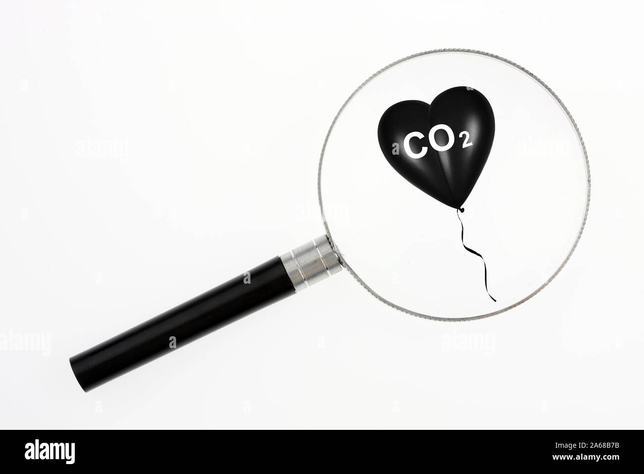 Schwarzes Herz, Luftballon, Herzluftballon, Aufdruck: CO2, Schadstoffe, unbrennbar, Gas, Atemluft, Erkrankung, Umwelt, Umweltverschmutzung,. Kalender, Foto Stock