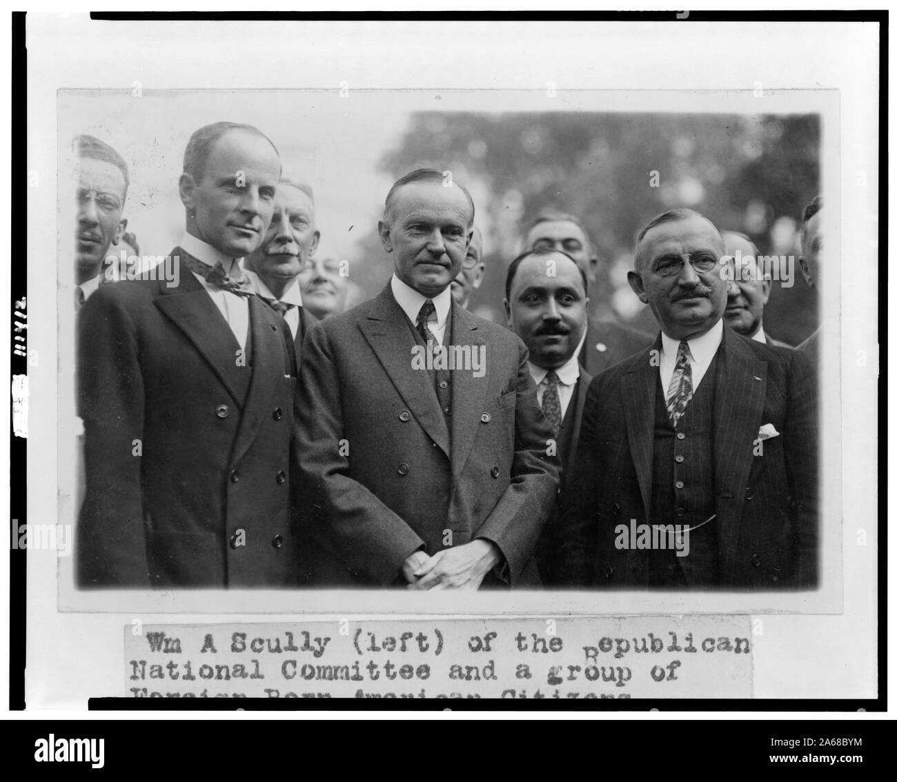 Wm. A. Scully (sinistra) del Comitato Nazionale Repubblicano e un gruppo di stranieri nati i cittadini americani Foto Stock