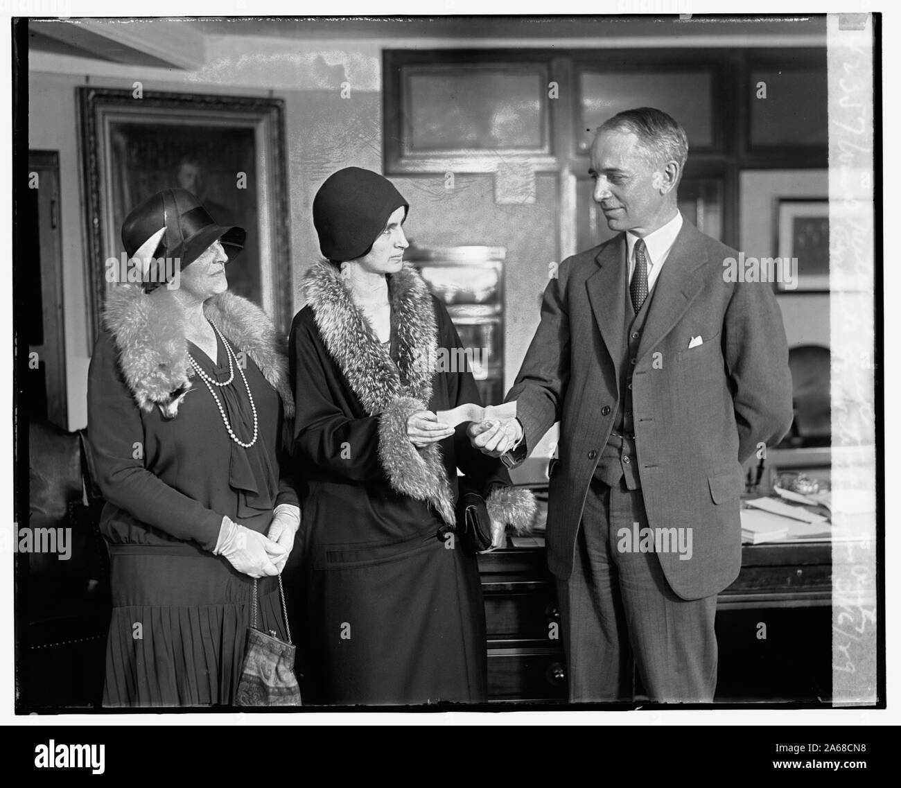 Wm. D. Mitchell presenta il controllo per donna nazionale del partito, 3/16/29 Foto Stock