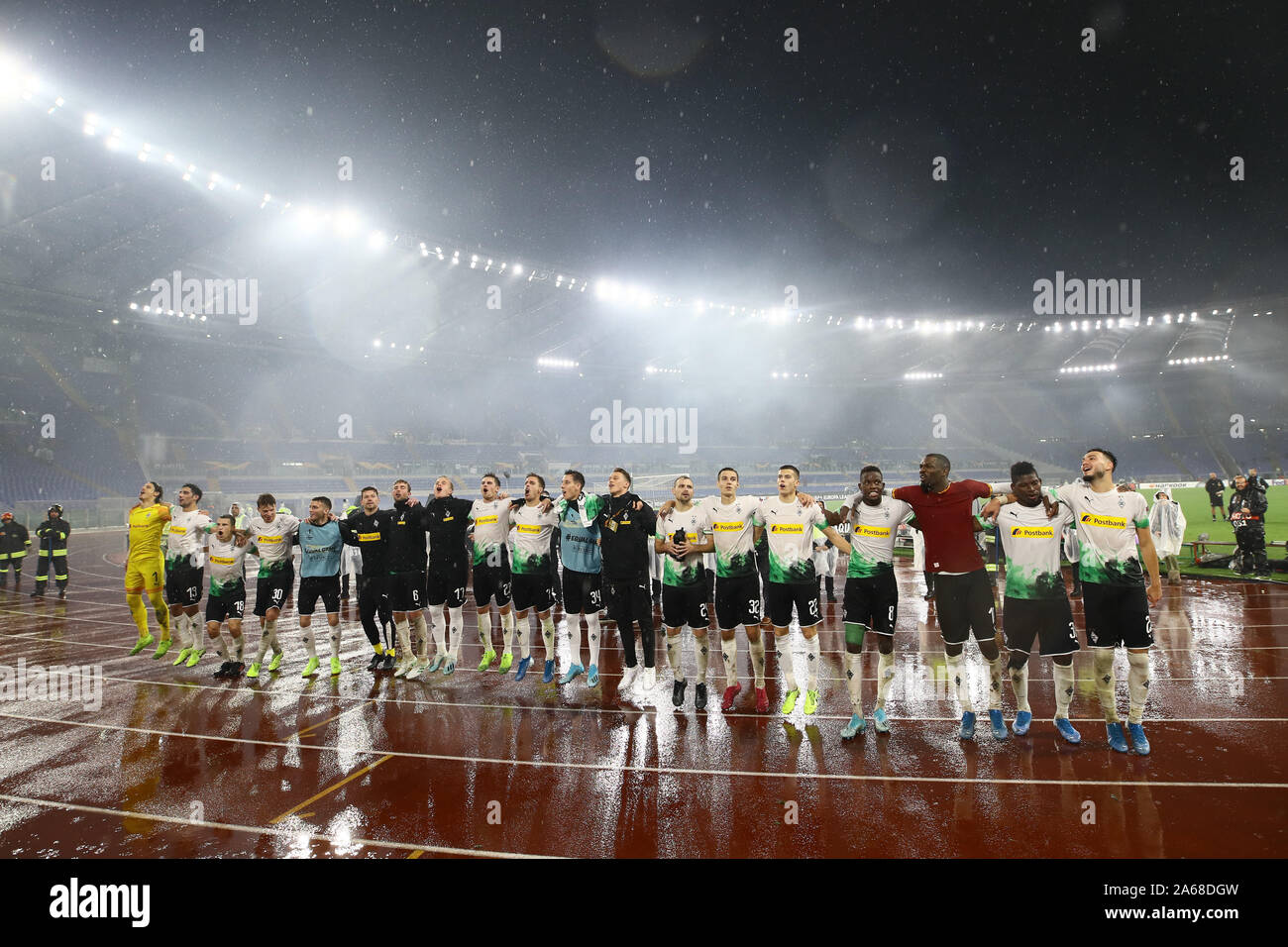 Stadio Olympico, Roma, Italia. 24 ott 2019. UEFA Europa League Calcio, Roma contro il Borussia Monchengladbach; Il Borussia Team ringrazia i propri tifosi dopo la partita - Editoriale usare carte di credito: Azione Plus sport/Alamy Live News Foto Stock