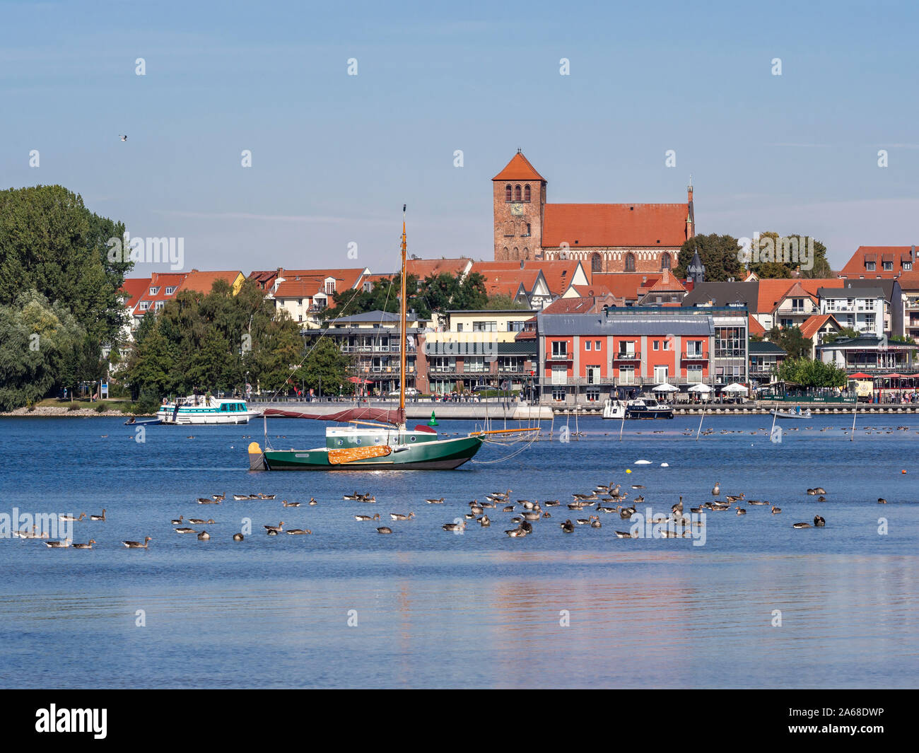 Città Waren al Lago Mueritz, Lago Mueritz, Germania Foto Stock