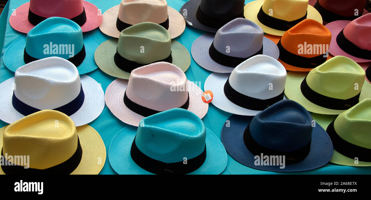 Mens colorati cappelli sul display al mercato del sabato Fayence Var Provence Francia Foto Stock