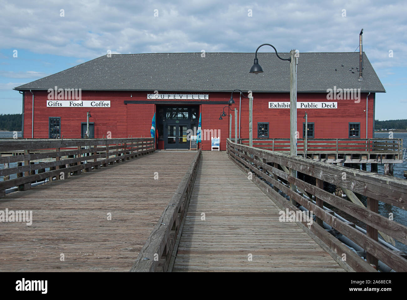 Coupeville, WA USA Settembre 27, 2019: Storico Coupeville wharf ospita anche locali di cucina popolare e negozi di articoli da regalo per il turismo. Foto Stock