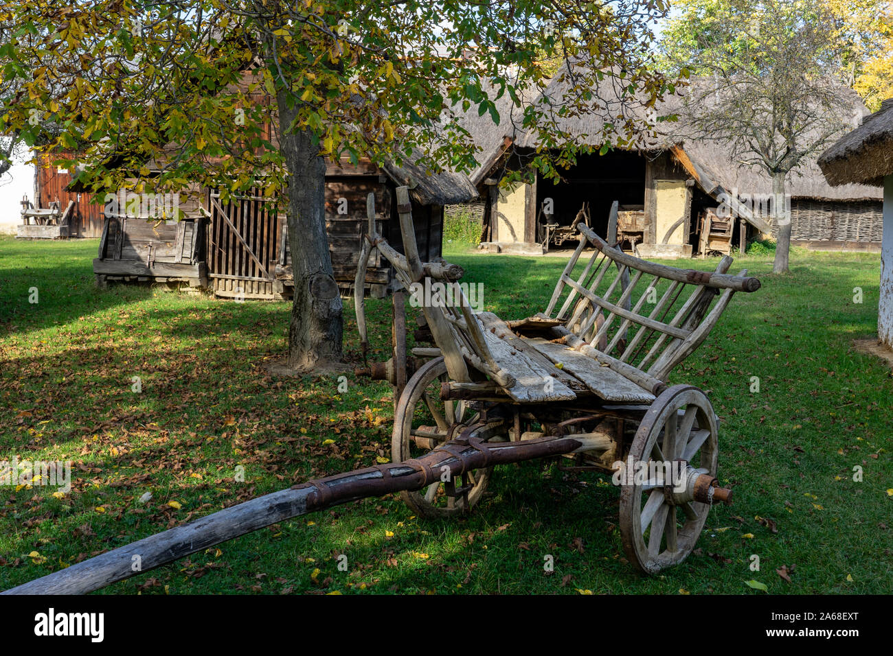 Vecchi fienili con agricolo weathered carro di legno in un vecchio villaggio . Foto Stock