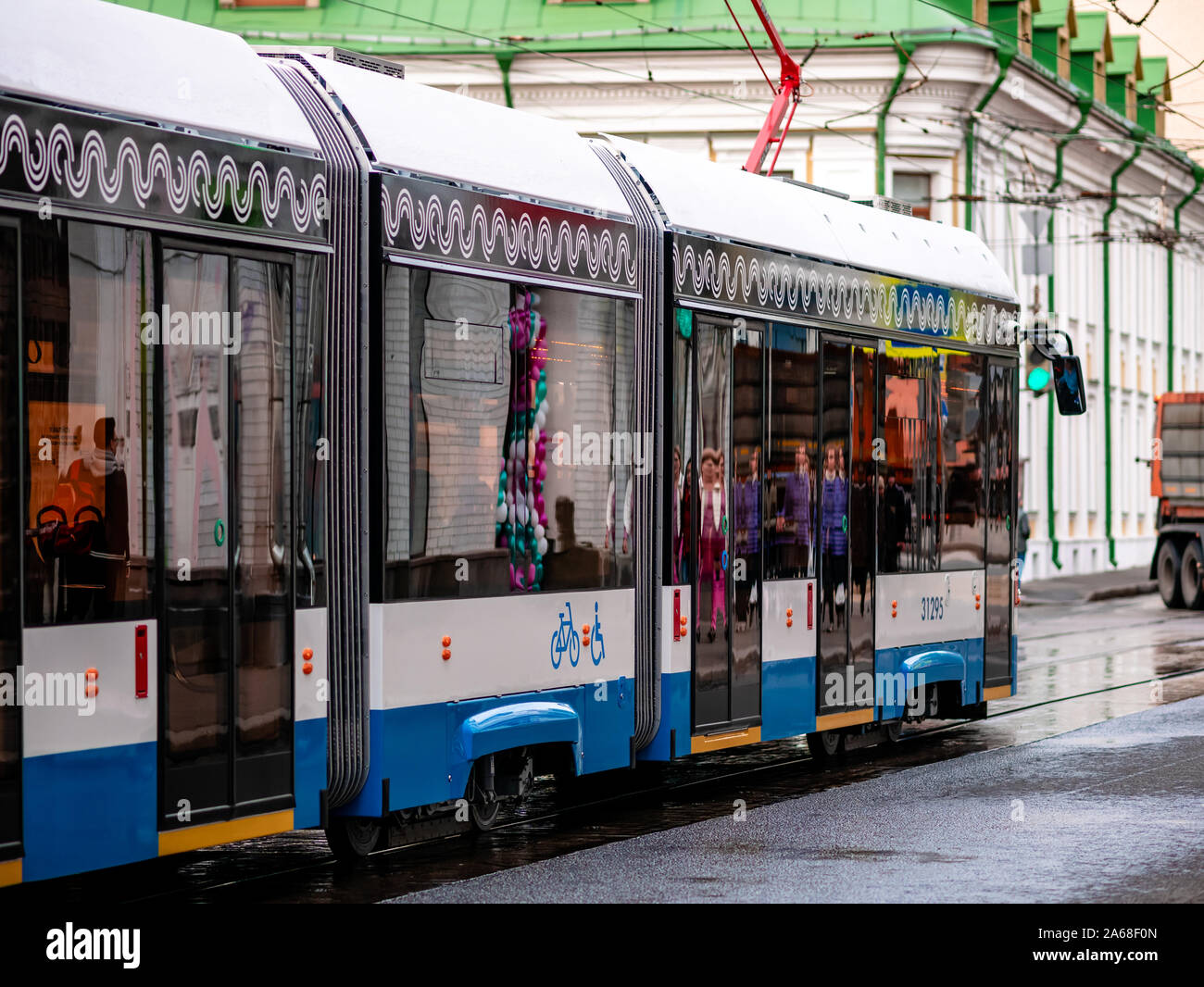 Mosca, Russia - 19 Ottobre 2019: moderno e basso piano tram "Vityaz-M' sulla linea di percorso. Lo stemma di Mosca è blu. Donna auto conducente in cabi Foto Stock