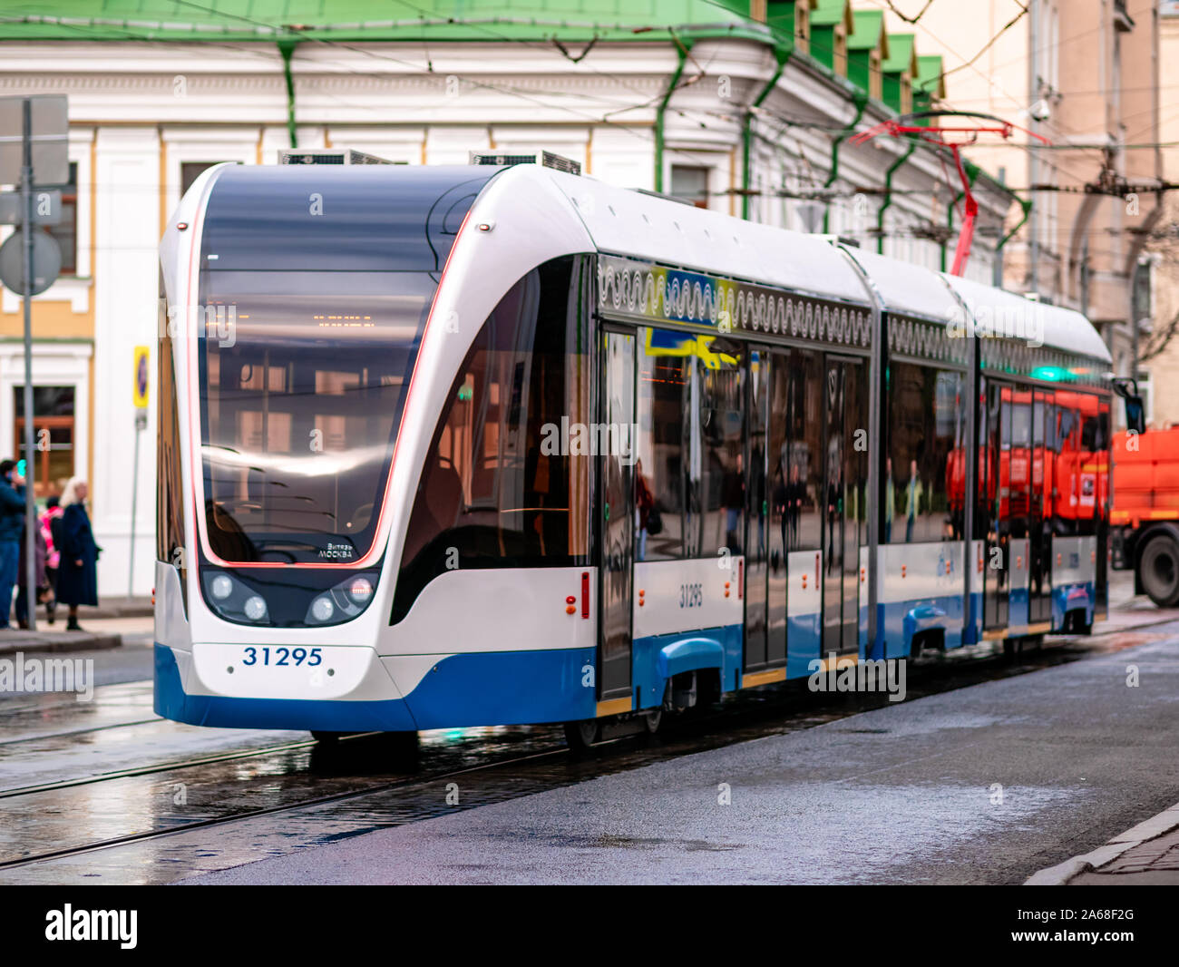Mosca, Russia - 19 Ottobre 2019: moderno e basso piano tram "Vityaz-M' sulla linea di percorso. Lo stemma di Mosca è blu. Donna auto conducente in cabi Foto Stock