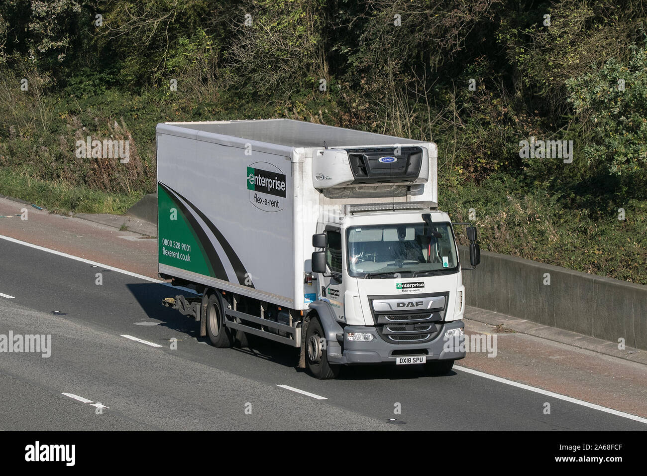 Un impresa di noleggio del veicolo commerciale DAF box van Trasporti Viaggiare sulla autostrada M6 vicino a Preston nel Lancashire, Regno Unito Foto Stock