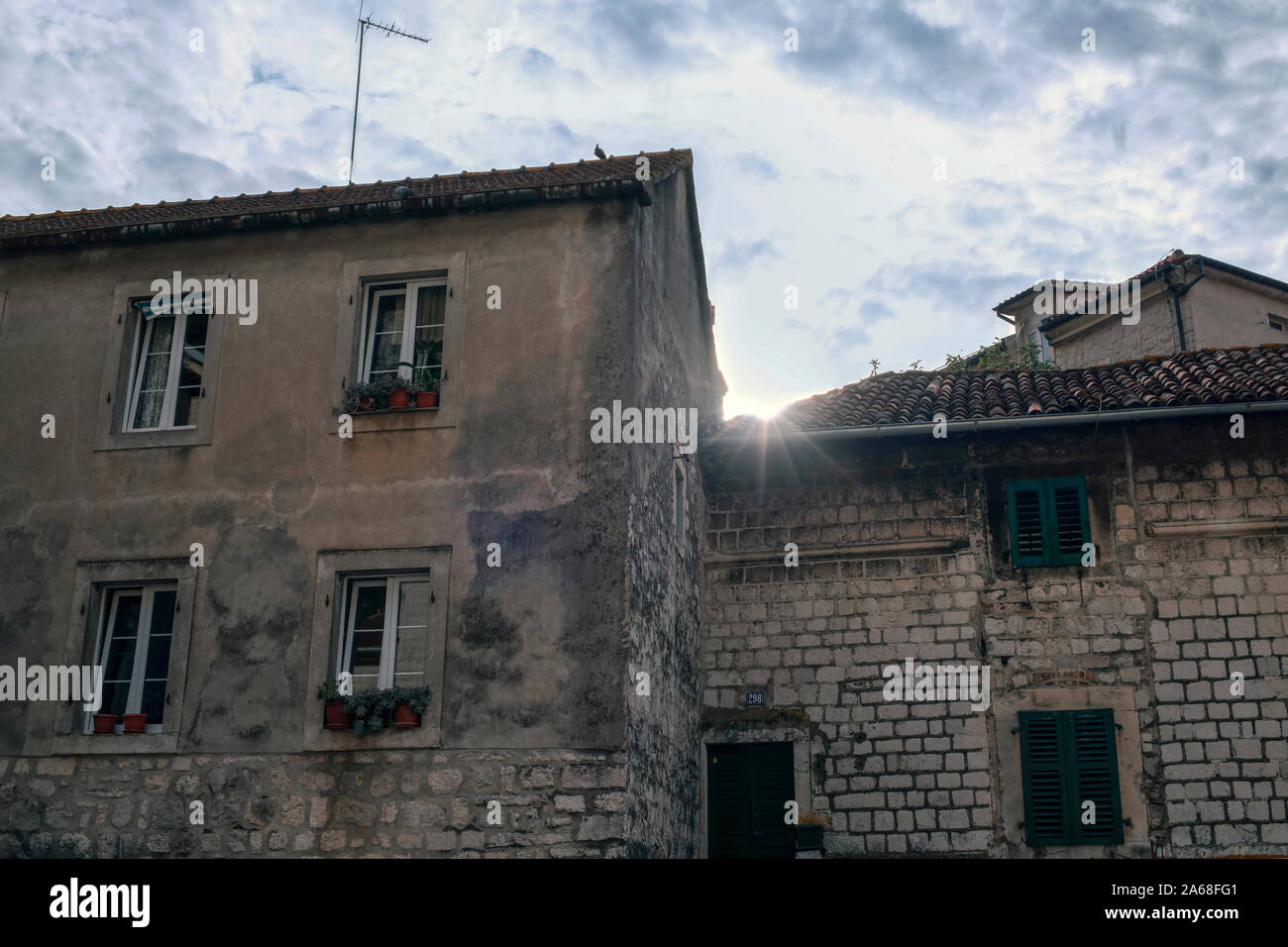 Montenegro - Una vista di tipiche case in pietra di Kotor Old Town Foto Stock