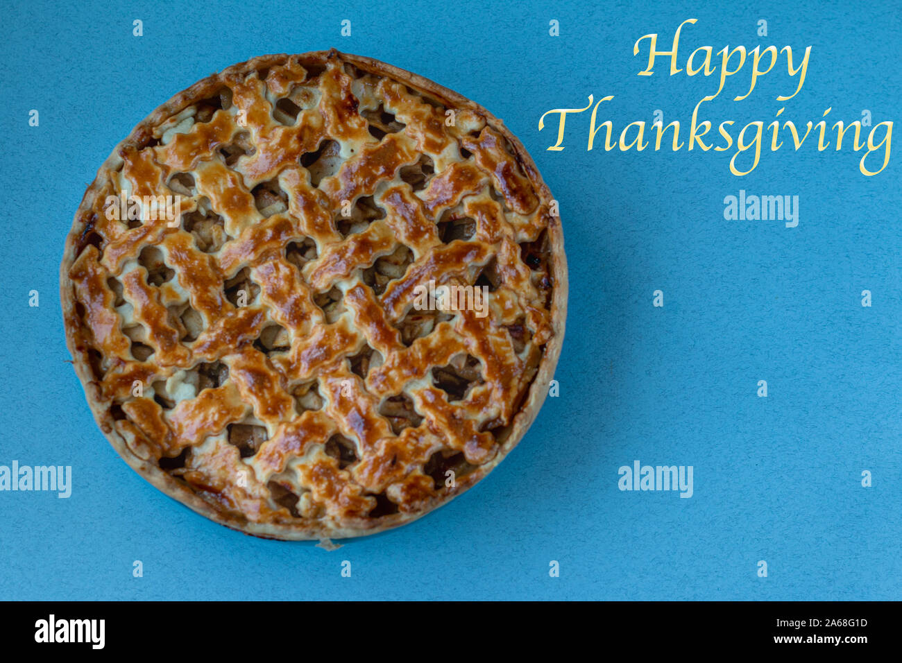 Scheda di ringraziamento con la tradizionale torta di mele su sfondo blu con spazio per il testo Foto Stock