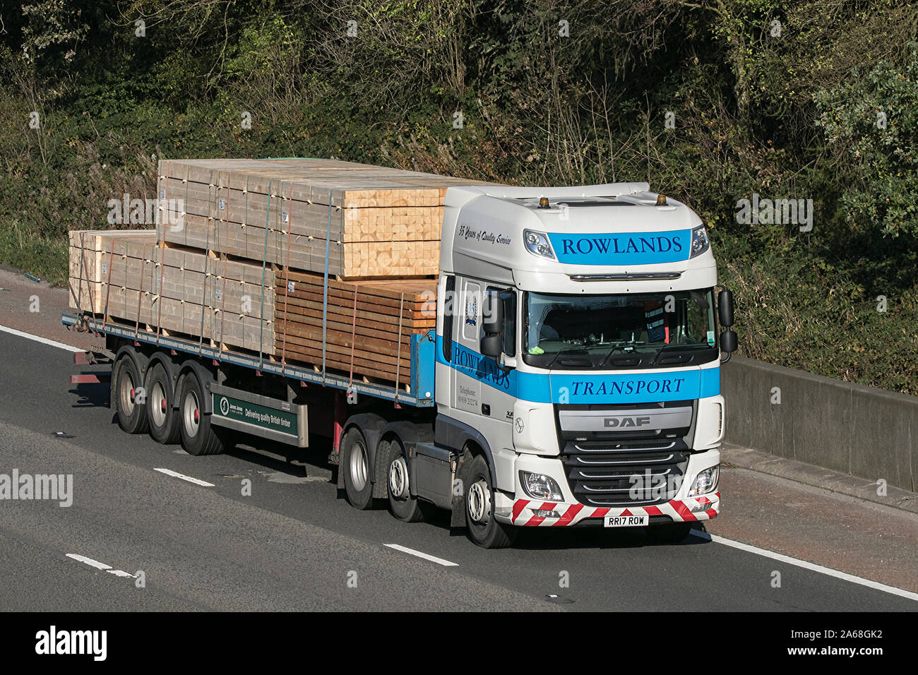 Rowlands Trasporto; DAF caricatore basso Viaggiare sulla autostrada M6 vicino a Preston nel Lancashire, Regno Unito Foto Stock