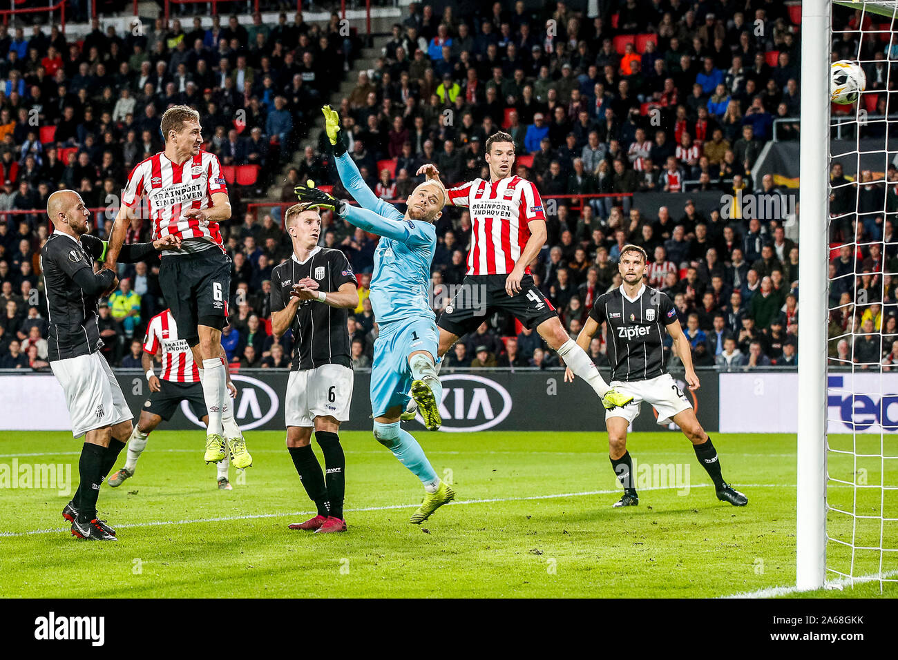 Eindhoven, Paesi Bassi. 24 ott 2019. EINDHOVEN, Philips Stadium, 24-10-2019, l'Europa League stagione 2019/2020. PSV - Linz. PSV player Daniel Schwaab, Linz portiere Alexander Schlager, PSV player Nick Viergever Credito: Pro scatti/Alamy Live News Foto Stock