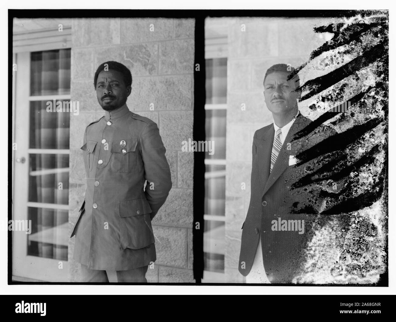 Woldegiorgis Woldeyohannes (Waldagiyorgis Waldayohanes) (destra), segretario personale di Haile Selassie Imperatore di Etiopia e di uomo in uniforme militare (sinistra), Gerusalemme Foto Stock