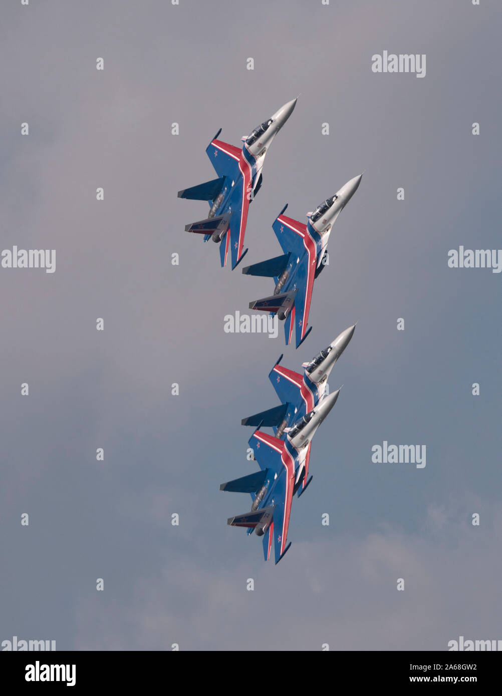 Mosca Russia Zhukovsky Airfield 31 Agosto 2019: il russo Cavalieri Russkie Vityazi aerobatic team esegue una dimostrazione di volo con acrobazia fi Foto Stock
