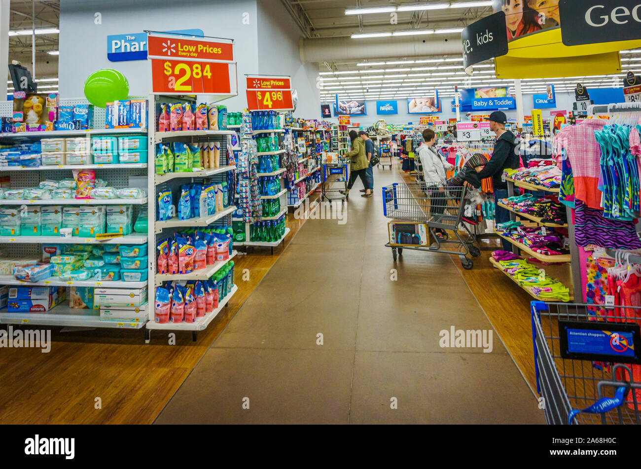 Scarborough, Ontario, Canada, giugno 2015 - gli acquirenti all'interno di un Walmart superstore Foto Stock