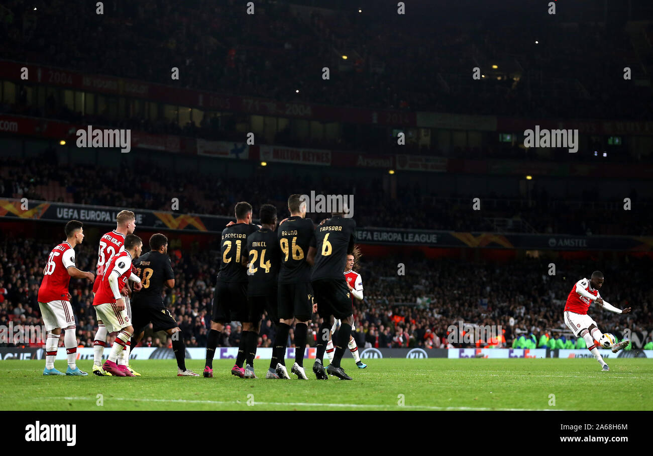 Dell'Arsenal Nicolas Pepe (destra) punteggi al suo fianco il terzo obiettivo del gioco durante la UEFA Europa League gruppo F corrisponde all'Emirates Stadium di Londra. Foto Stock