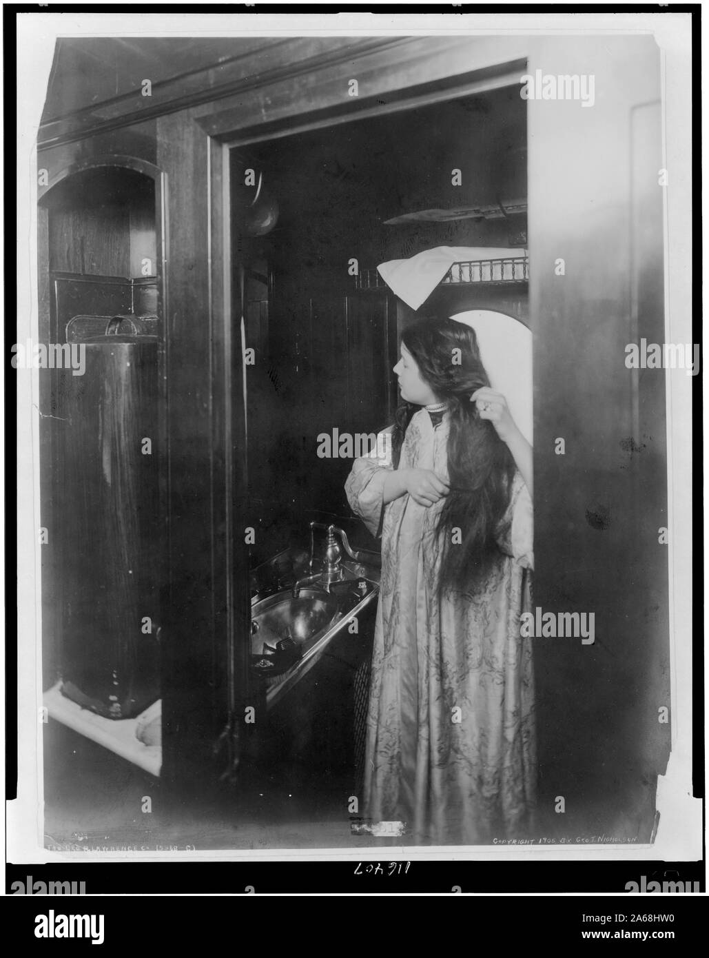 Donna pettinare i capelli in ladies' wc camera, tourist traversina, in vagoni ferroviari Foto Stock