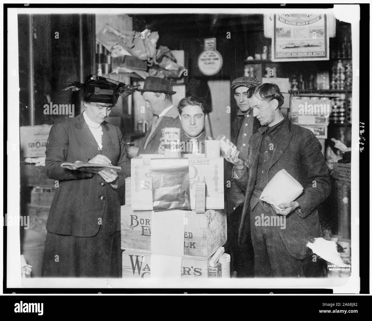 Donna della Croce Rossa della Commissione i magazzini a Rotterdam, Olanda dando American conserve alimentari ai rifugiati] / Harris & Ewing, Washington, D.C. Foto Stock