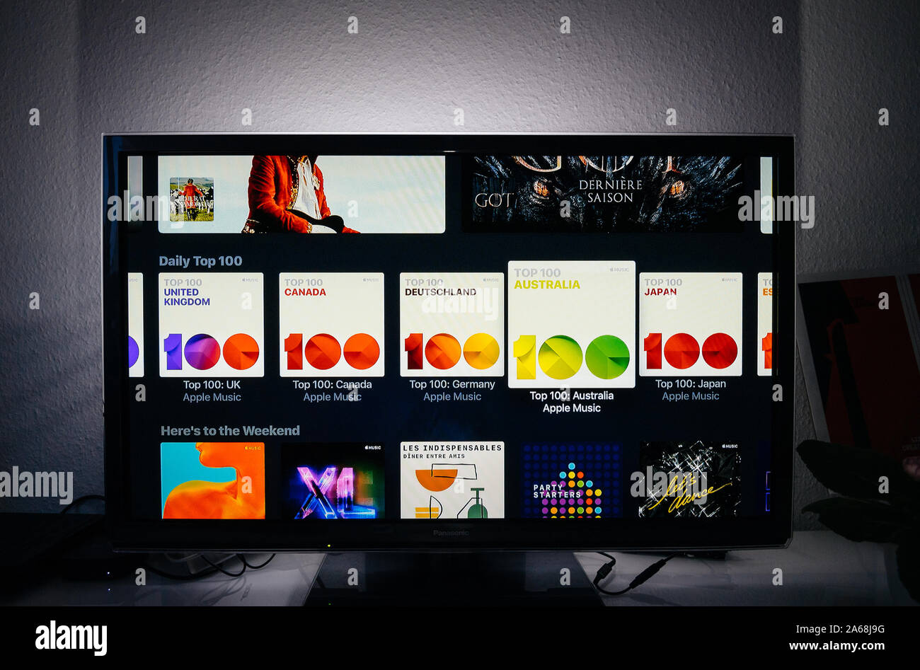 Parigi, Francia - Circa 2019: Apple TV menu sul Panasonic plasma tv salotto con top 100 elenco grafici USA, Regno Unito, Australia, Canada, Giappone playlist di musica di Apple Foto Stock