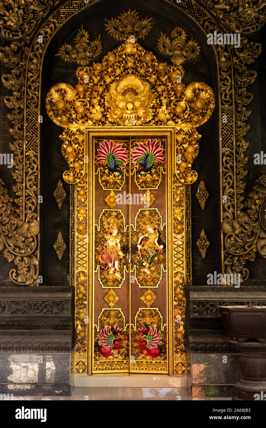 Beautiful golden indù illustrazione culturale nella porta e porta all'interno di una tradizionale dimora di Bali Foto Stock