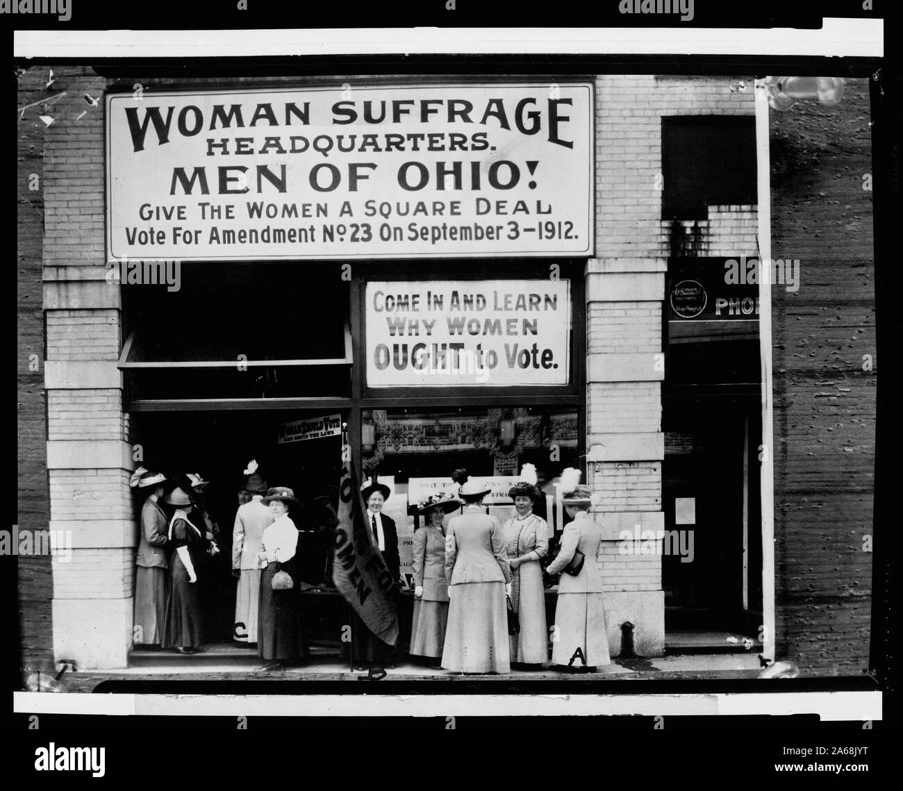 Donna sede di suffragio in alto la Euclid Avenue, Cleveland--A. (All'estrema destra) è Miss Belle Sherwin, presidente della Lega nazionale di donne votanti; B. è giudice Firenze E. Allen (tiene la bandiera); C. è la signora Malcolm McBride Foto Stock