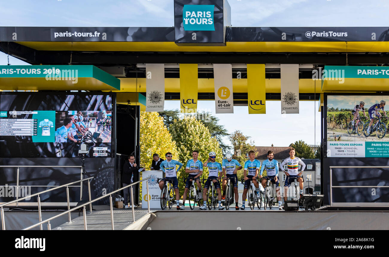 Chartres, Francia - 13 Ottobre 2019: Team Delko-Marseille Provence è sul podio di Chartres, durante la presentazione ai team prima dell'autunno francese gara ciclistica Paris-Tours 2019 Foto Stock