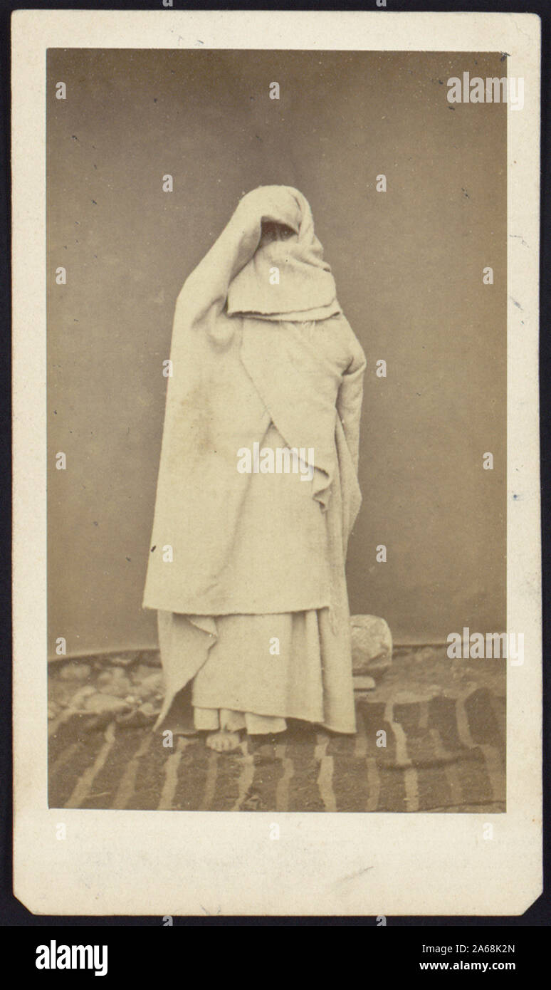 Donna che indossa un chador o full burqa, ritratto a figura intera, in piedi, rivolto verso la parte anteriore Foto Stock