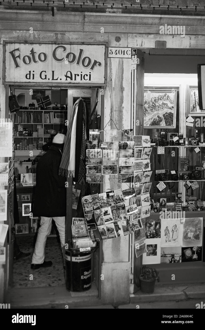 Foto a colori in bianco e nero! Calle Larga Giacinto Gallina, Cannaregio, Venezia, Italia: un vecchio negozio di fotografia. Versionv monocromatica Foto Stock
