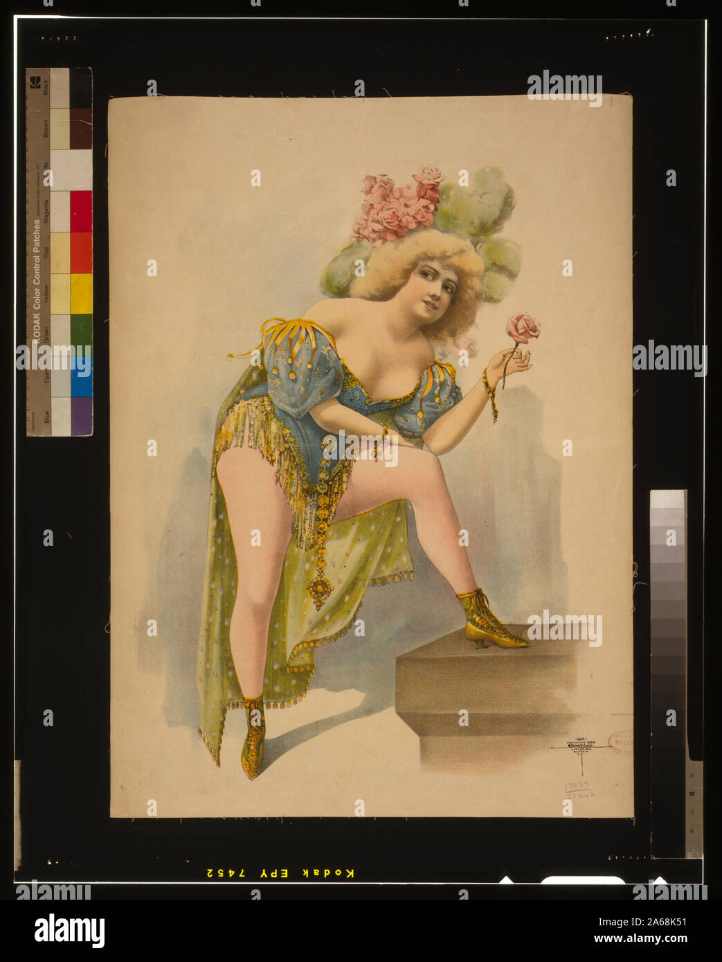 Donna che indossa low cut verde, azzurro e giallo costume con piume e rose in her hair Abstract: 1 stampa : Litografia a colori ; il foglio 70 x 51 cm. (Formato poster); Foto Stock