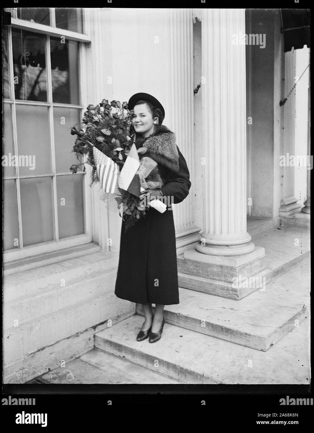 Donna con bouquet di fiori. La Casa Bianca di Washington, D.C. Foto Stock
