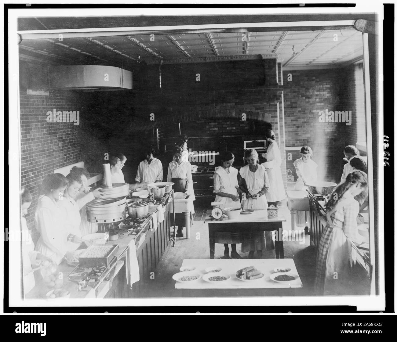 Donne alimentare conserviera nella cucina industriale in una scuola() durante la guerra Foto Stock